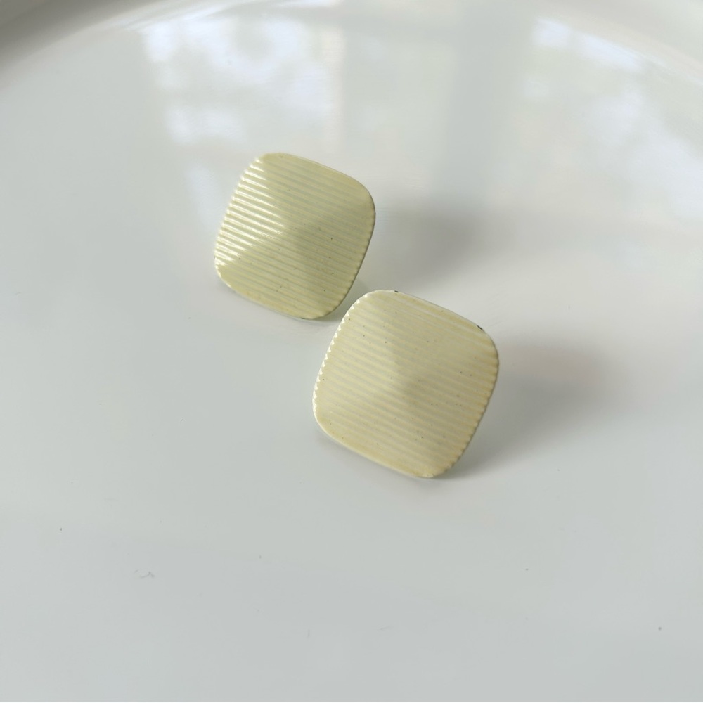 Vintage 1980s Cream Ribbed Metal Rounded Square Post Earrings